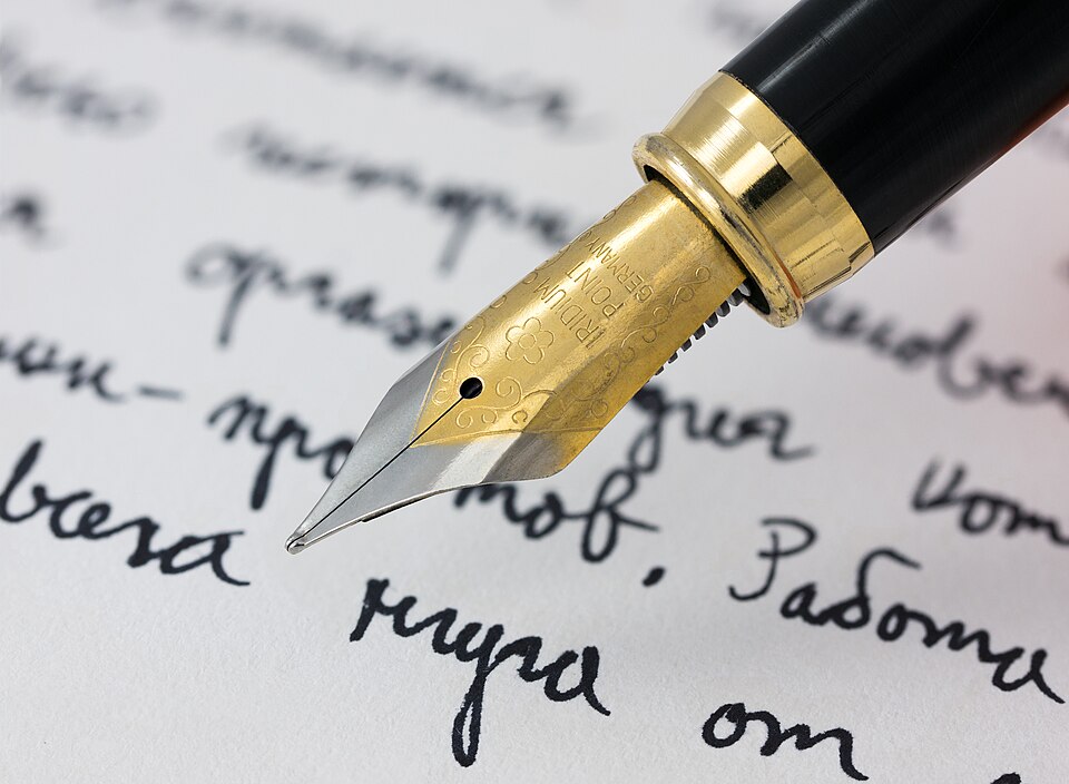 Escritura cirílica rusa con una pluma estilográfica. Fuente: Wikimedia Commons.