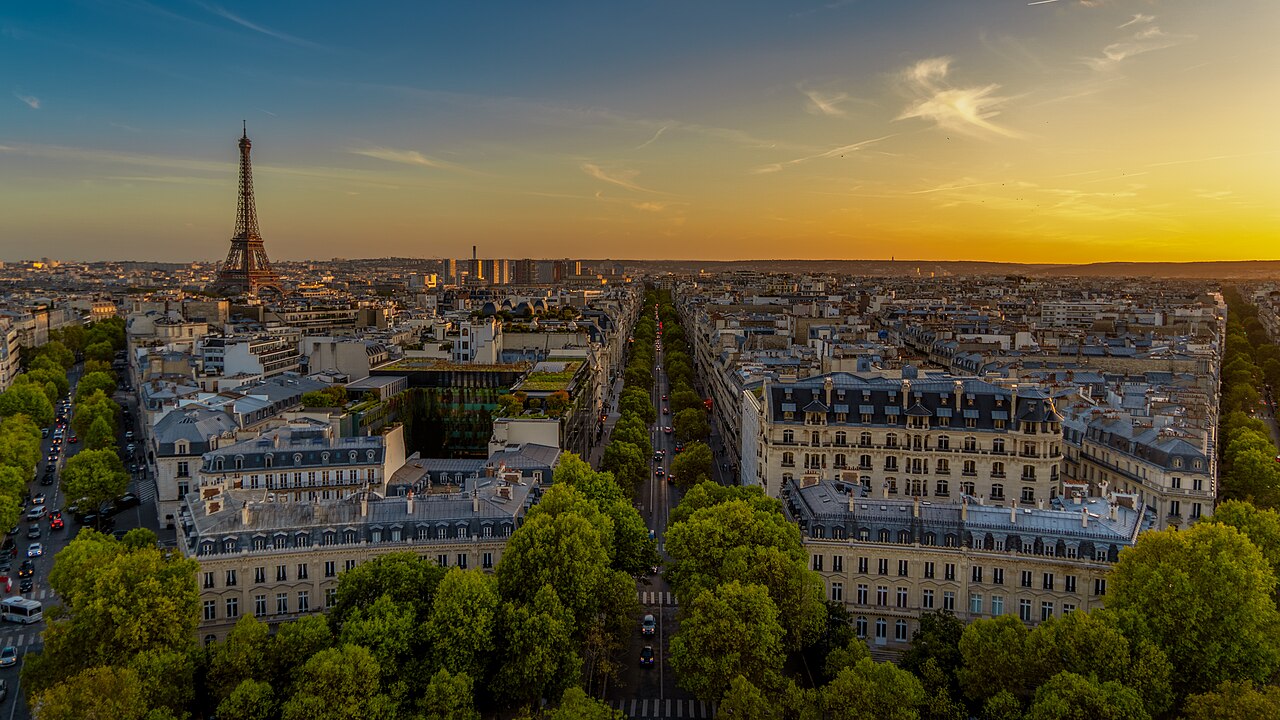 París desde el Arco del Triunfo. Fotografiado por Pierre Blaché. Cortesía de Wikimedia Commons.