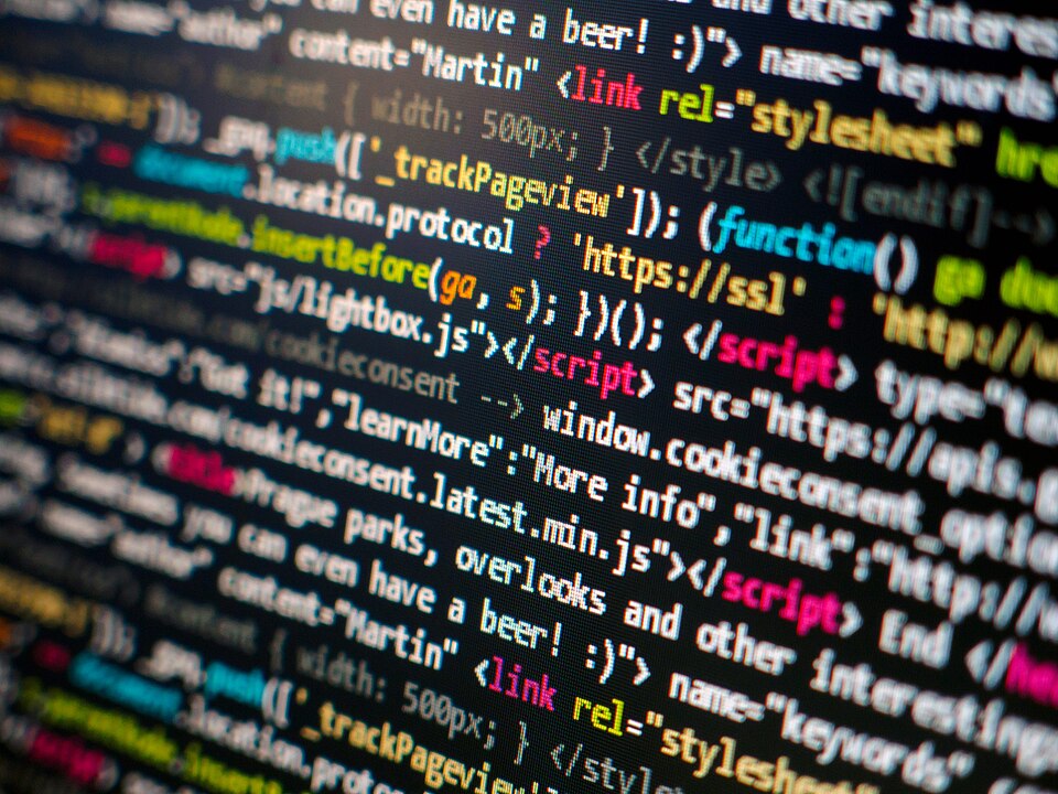 Código HTML y JavaScript con scripts y funciones resaltadas. Fotografiado por Martin Vorel. Cortesía de Wikimedia Commons.